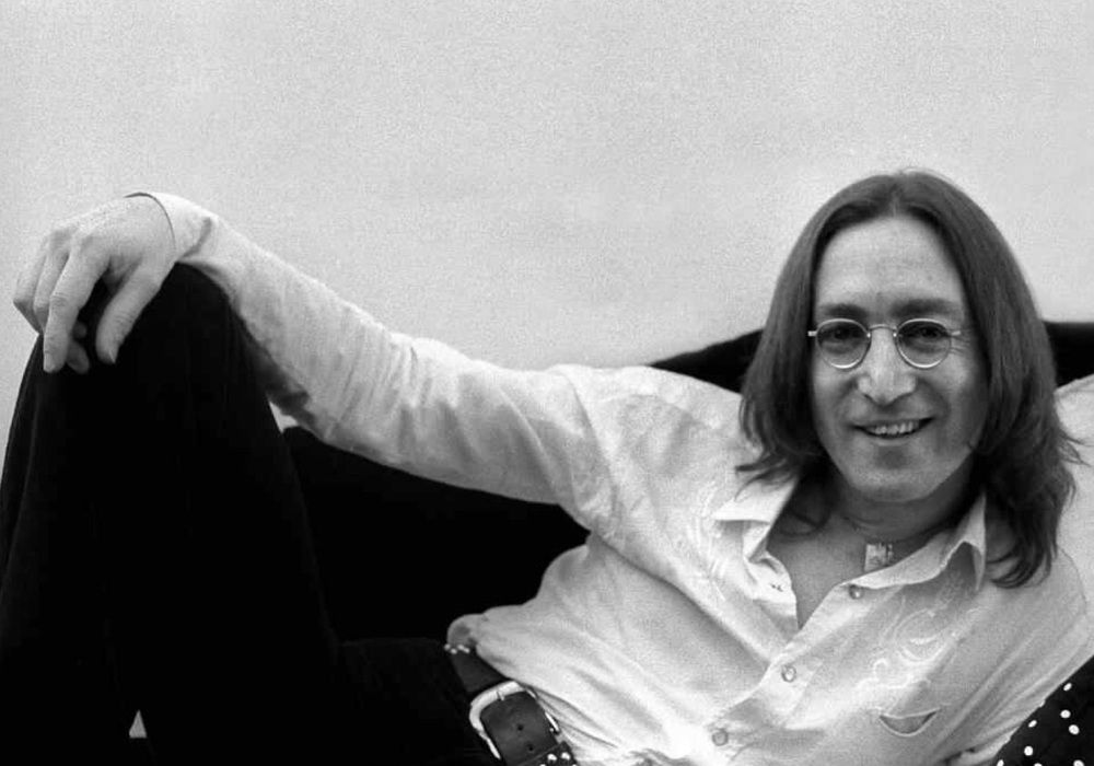 John Lennon 1975 Dakota.jpg